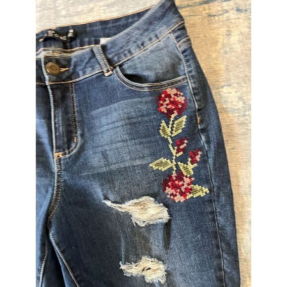 One 5 One Cross Stitch Embroidered Floral Distressed Cropped Jeans Size 14 - Picture 5 of 9